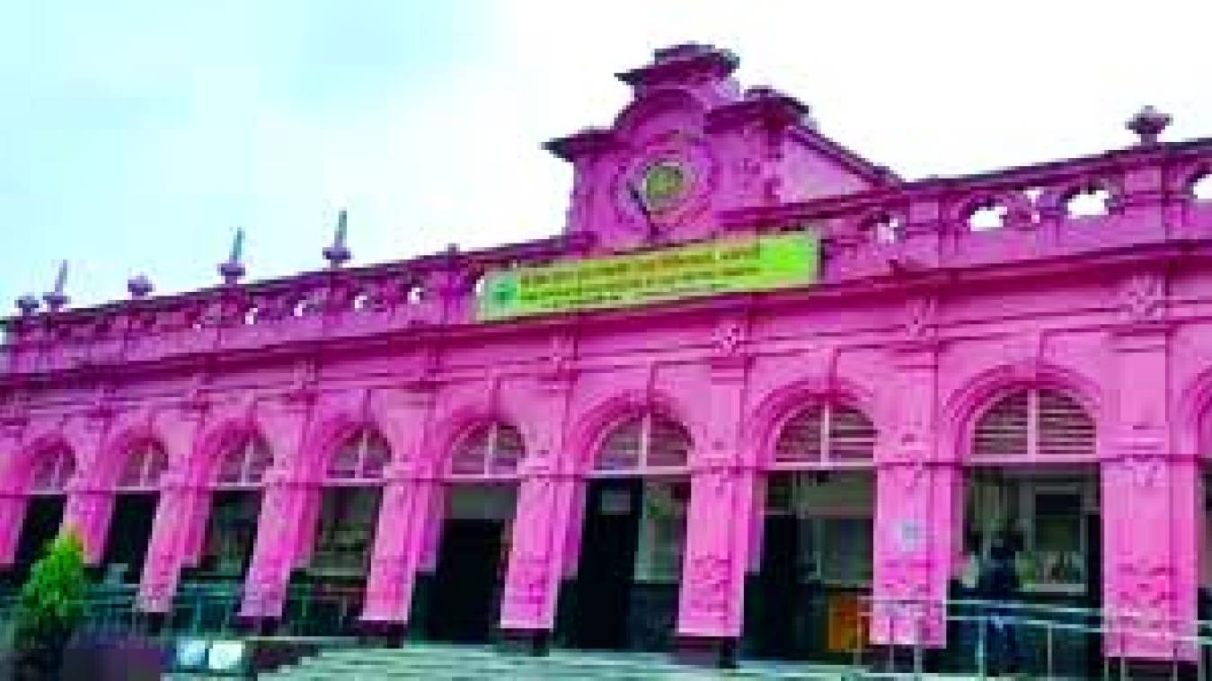 मोर्चरी में रखे शवों की दुर्गंध से जीना दूभर