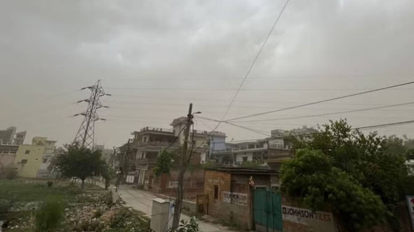 बनारस सहित पूर्वांचल के कई जिलों में आंधी-बारिश, मिर्जापुर  में पेड़ गिरने से मजदूर की मौत; एक घायल