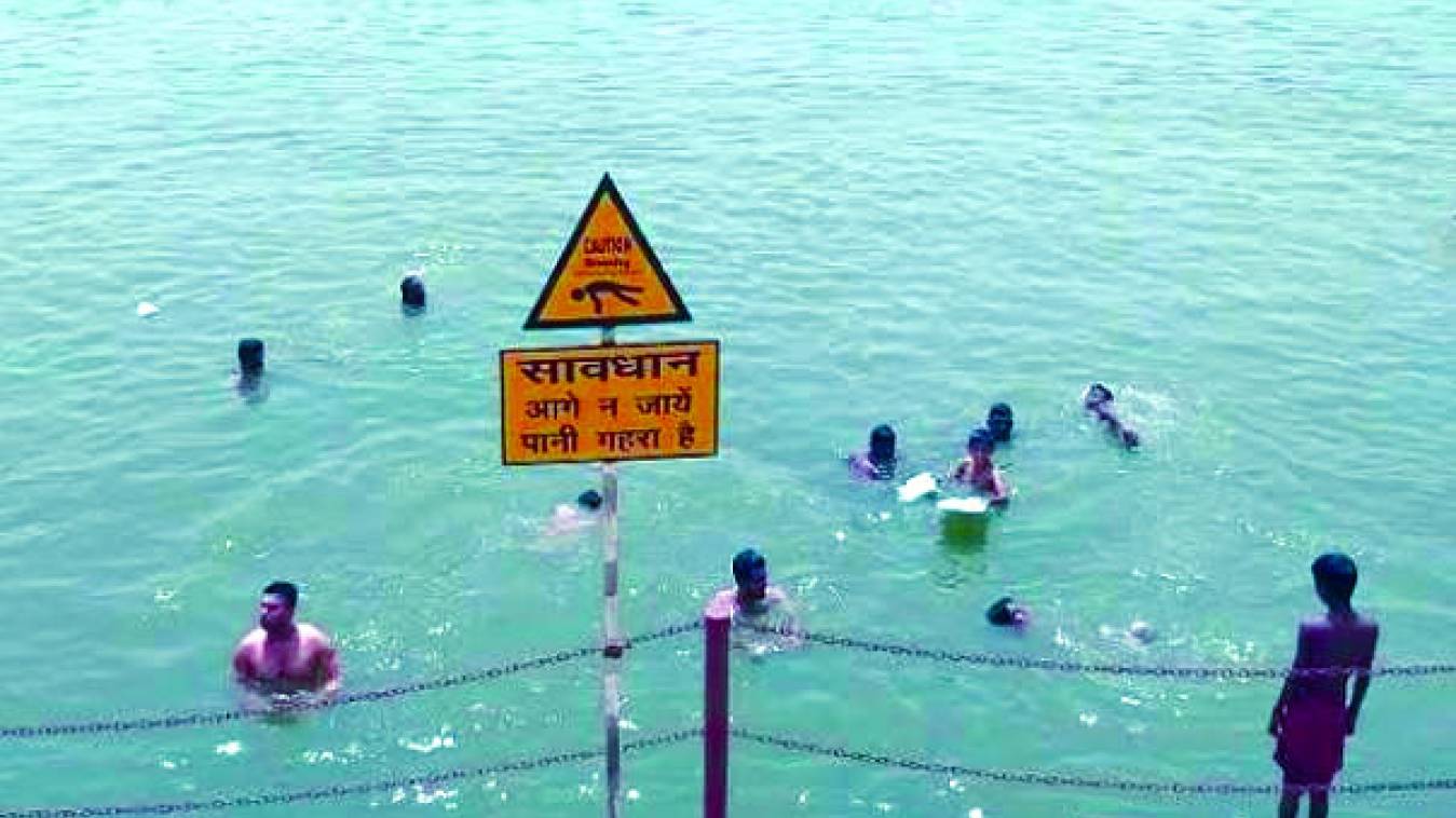 ... तो क्या चेतावनी बोर्ड से पूरी हो गई जिम्मेदारी !