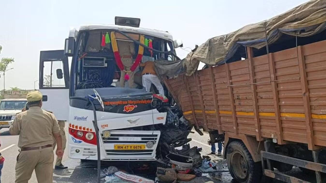 50 पर्यटकों से भरी बस खड़े ट्रक में टकराई, मची चीख-पुकार; जा रहे थे काशी विश्वनाथ मंदिर