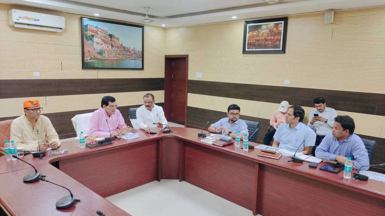 वाराणसी नगर निगम के उद्यान अधीक्षक नगरीय निदेशालय से सम्बद्ध