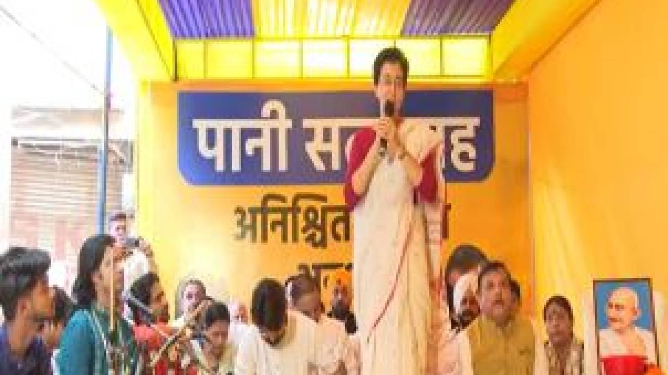 दिल्ली जल संकट: जलमंत्री आतिशी ने शुरू किया 'पानी सत्याग्रह', बेमियादी अनशन पर बैठीं