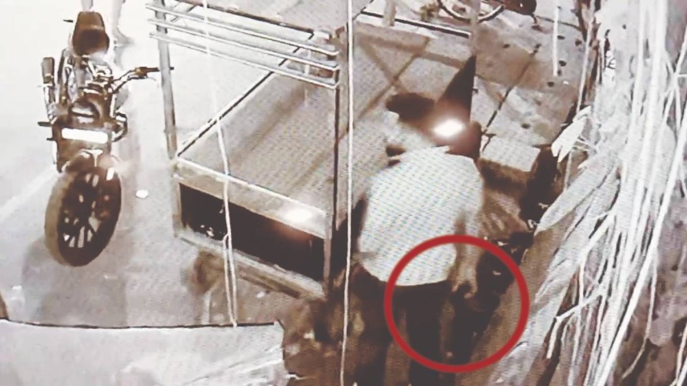 वाराणसी में सरेआम लहराया पिस्टल, सीसीटीवी में हुआ रिकार्ड