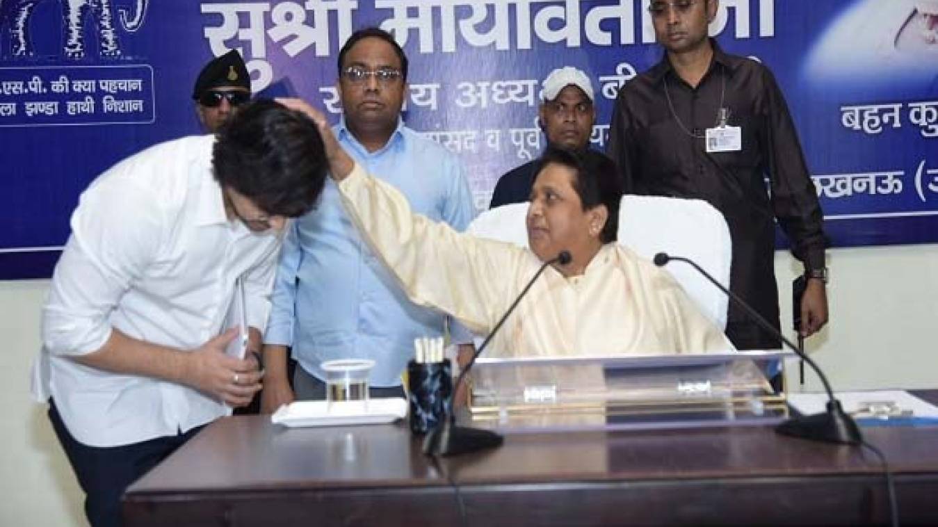 मायावती ने लोस चुनाव में हार की समीक्षा के लिए की बड़ी बैठक, भतीजे आकाश भी रहे मौजूद