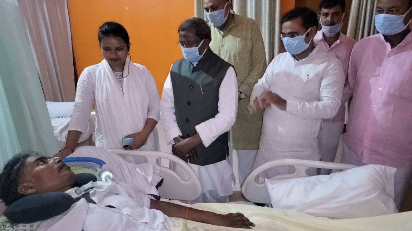 वाराणसी में बीमार विधायक नील रतन से मिले सिक्किम के राज्यपाल