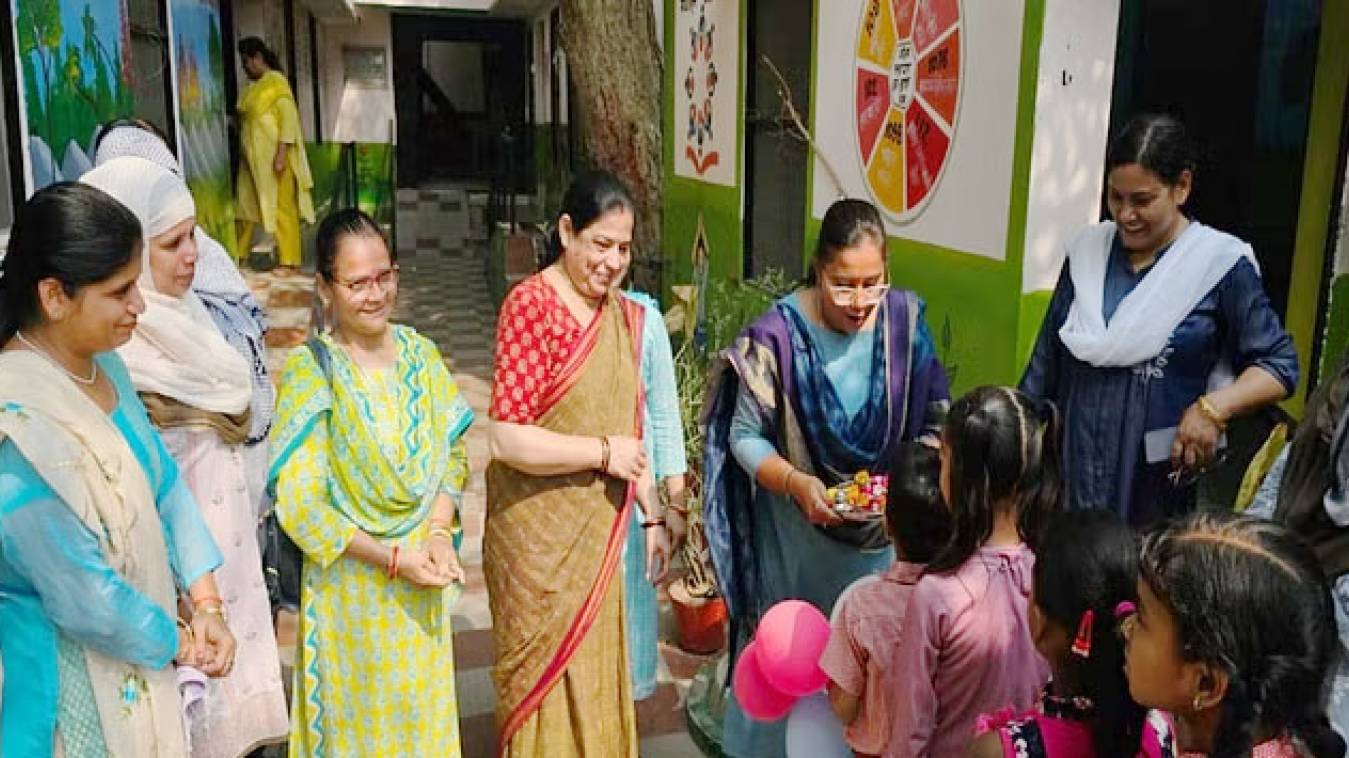  गर्मी की छुट्टी के बाद खुले परिषदीय स्कूल, पहले दिन तिलक लगाकर किया गया नौनिहालों का स्वागत