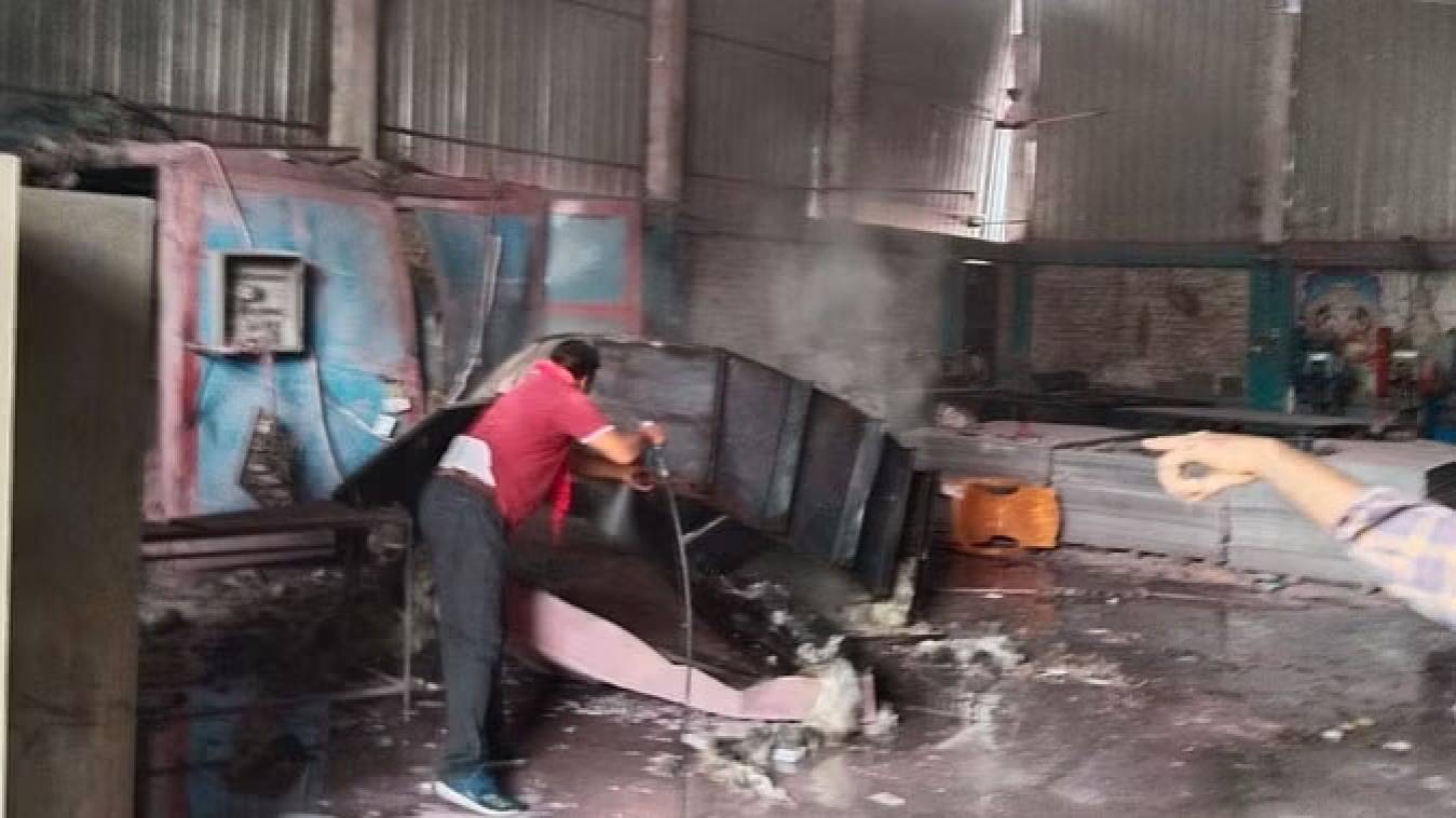 फैक्ट्री में धमाके से दहल गया इलाका, लगी भीषण आग, एक घायल