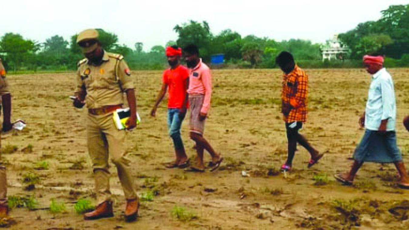 खेत में मिला युवक का शव, पीट कर हत्या की आशंका; सिर और शरीर पर मिले चोट के निशान
