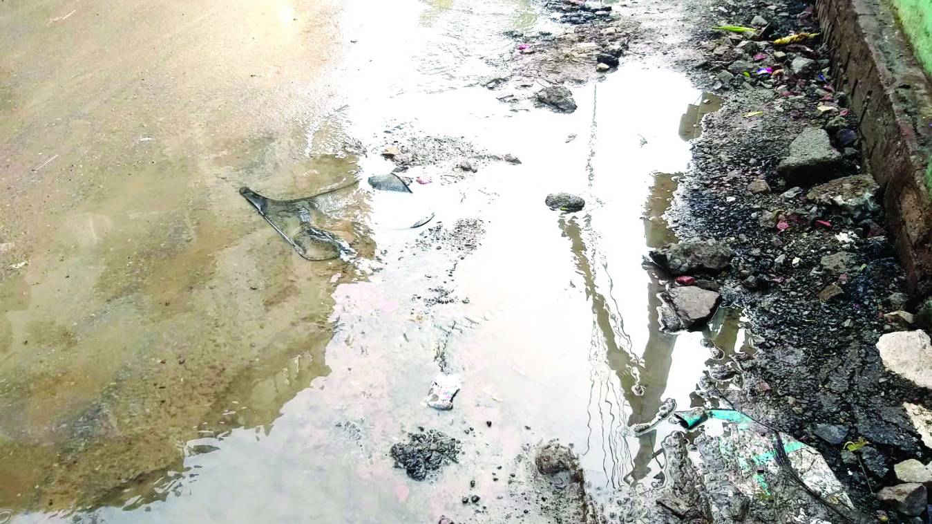 अस्सी घाट से सीधे गंगा में जा रहा सीवर का मल-जल   