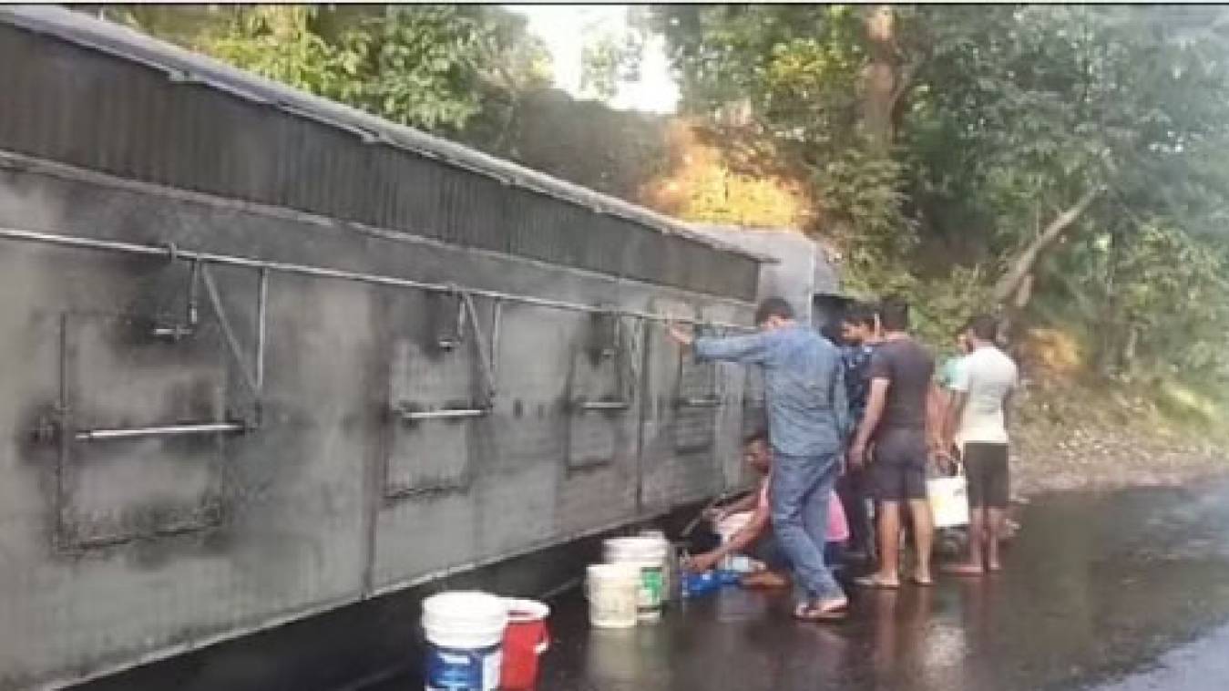 हद है: टैंकर पलटते ही डीजल भरने के लिए उमड़े लोग, कोई बाल्टी तो कोई डिब्बे में भरकर ले गया