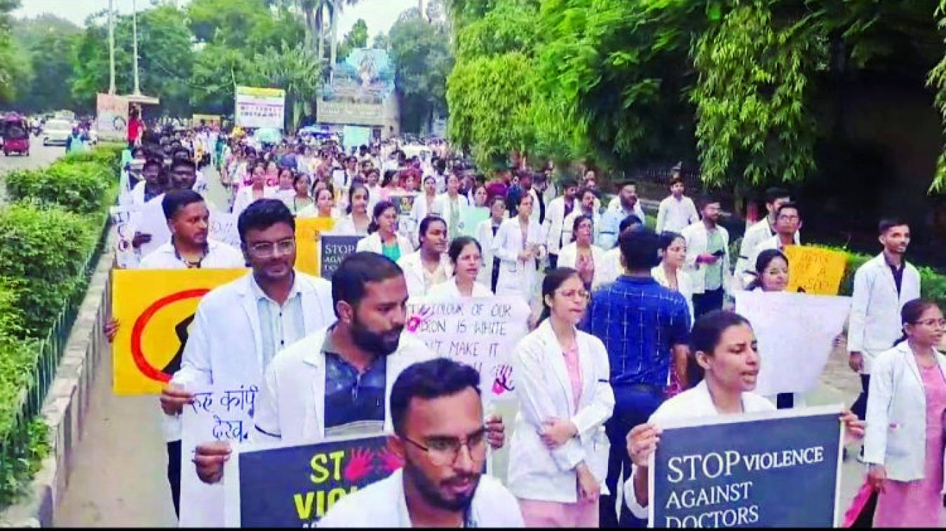 डॉक्टरों की हड़ताल गहराई, मरीजों की जान पर बन आई 