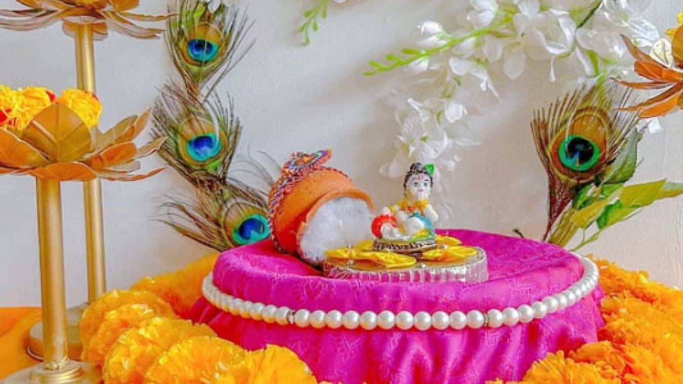 सितारे जड़े पोशाक पहन हिंडोले में बैठेंगे कान्हा