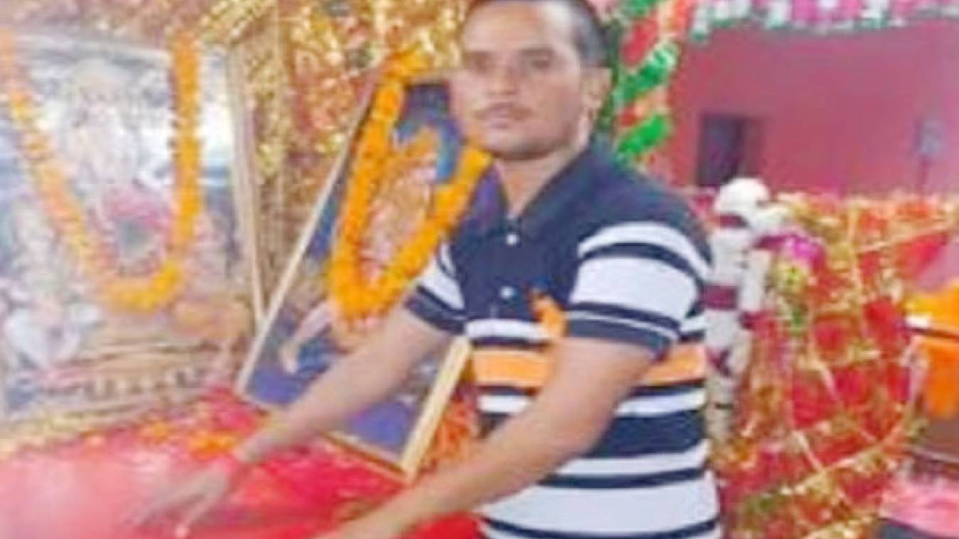 फंदे से लटकता मिला युवक का शव