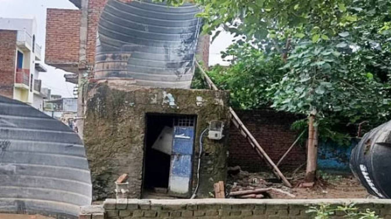  तेज धमाके के साथ फूटी टीटीएसपी पानी की टंकी, बाल-बाल बचे स्कूली छात्र