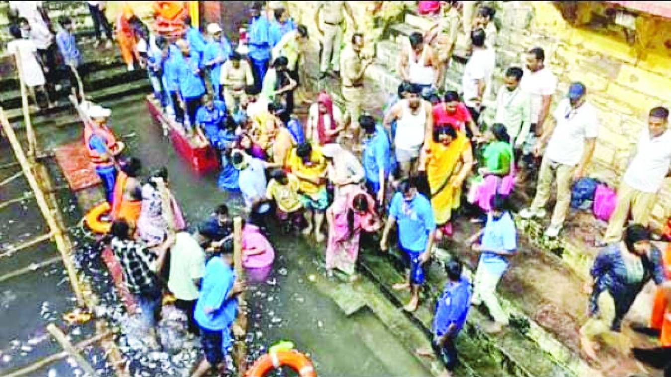 श्रद्धा के सागर में कामनाओं की डुबकी 