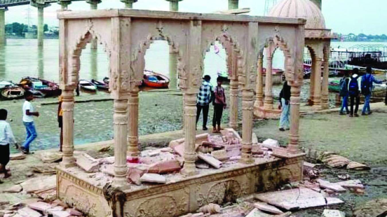 बलुआ घाट हादसा: भ्रष्टाचार के आरोप में नपे एपीएम और जेई 