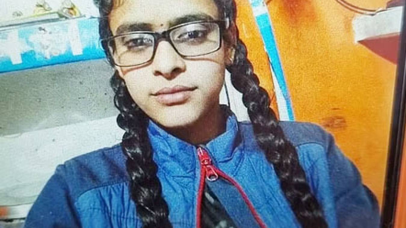 ट्रेन की चपेट में आकर छात्रा की मौत