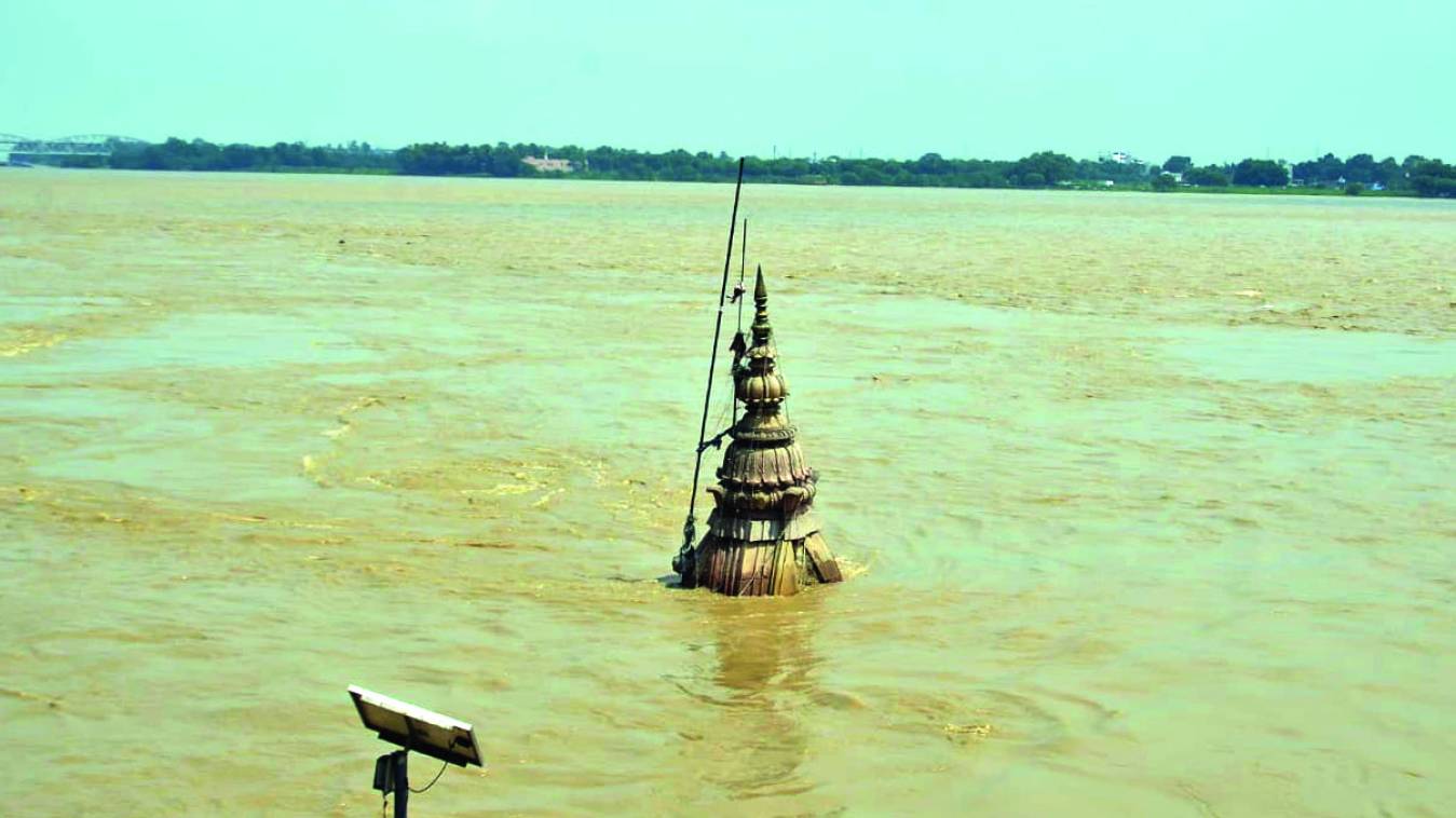 सीढियां लांघ गंगा सड़कों की ओर 