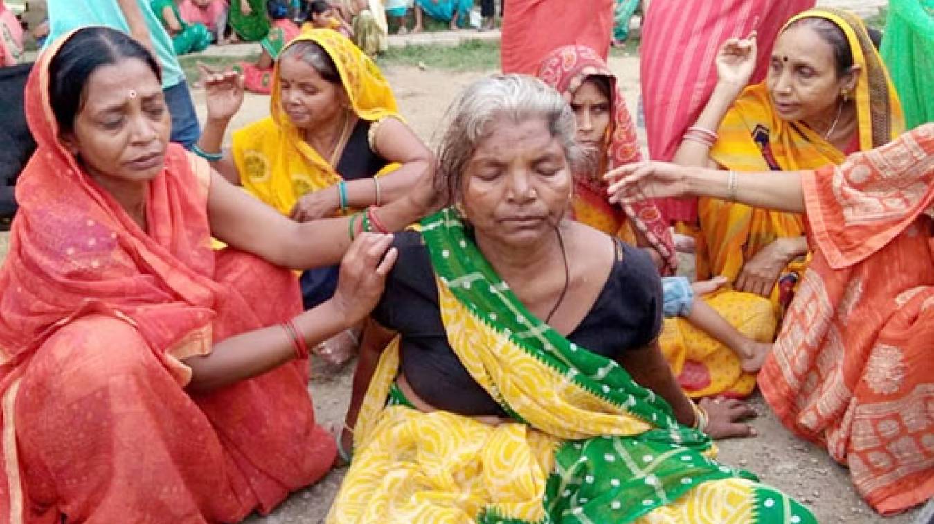 बाढ़ की आफत के बीच सूनी हुई मां की गोद