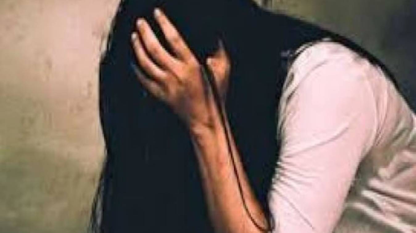 सौतेली मां की प्रताड़ना से परेशान युवती ने दो मंजिले मकान से लगाई छलांग