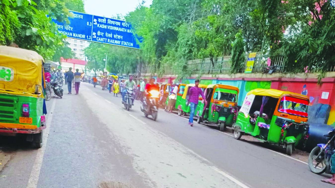 नियम कानून सब बेकार, लंका क्षेत्र में चल रहा अवैध स्टैंड का कारोबार 