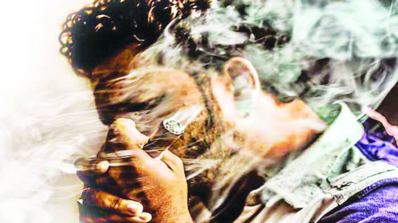 काशी में गलियों से लेकर घाटों तक फैला है नशे का जाल