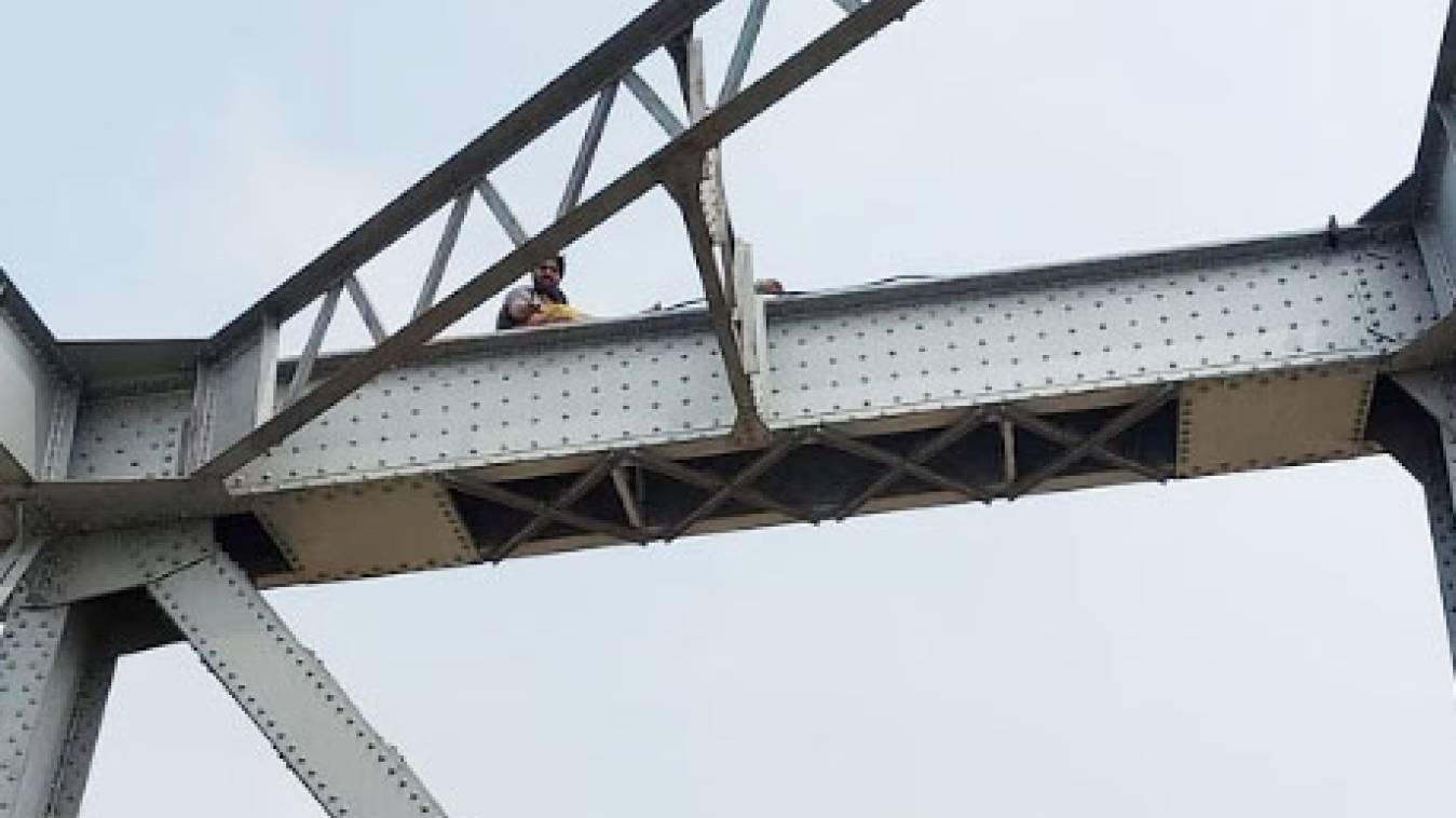 मालवीय पुल के गर्डर पर चढ़ा युवक,  घंटों थमी रहीं गाड़ियों की रफ्तार