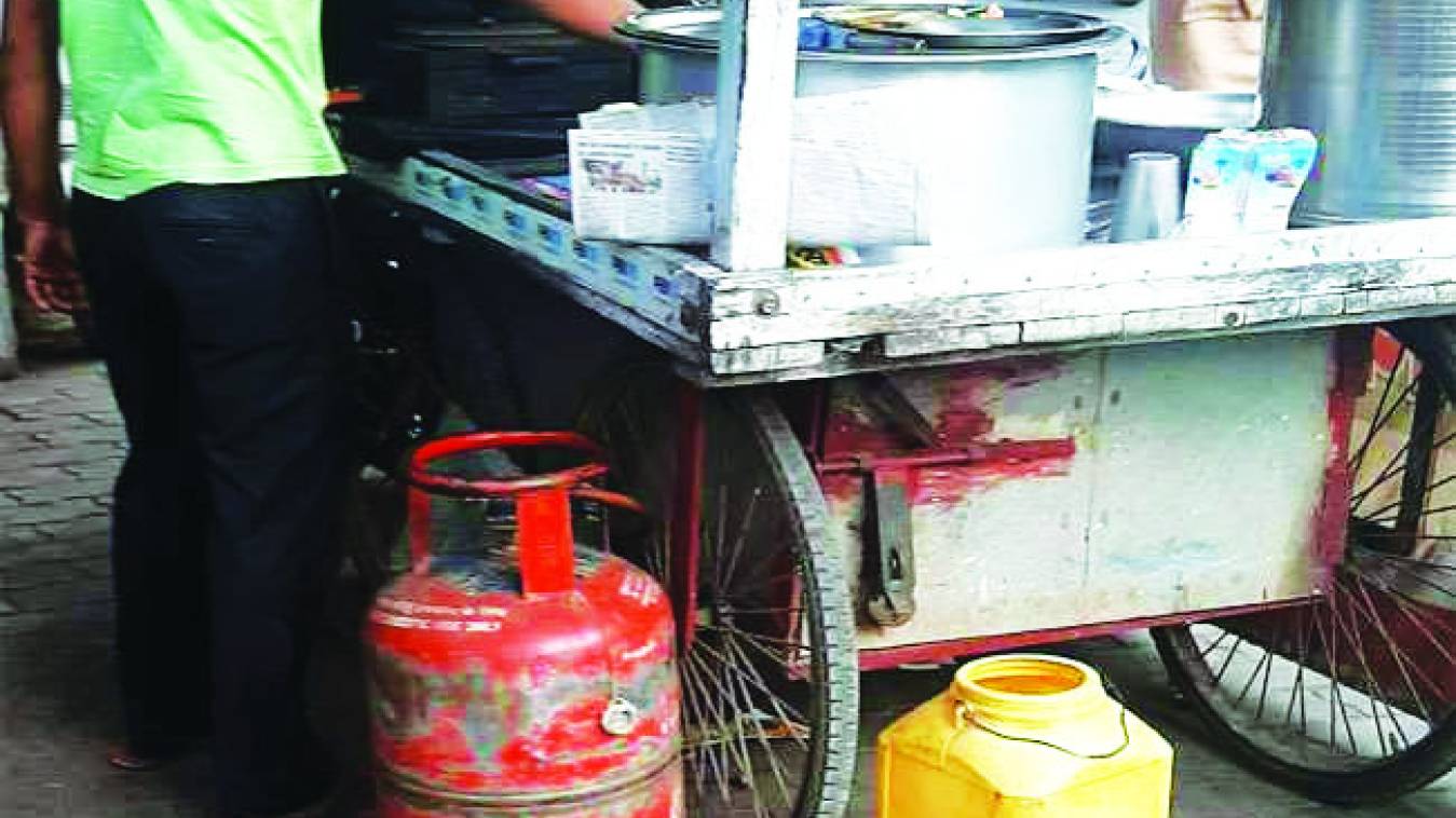 होटल-ढाबों में बंद नहीं हो रहा घरेलू सिलेंडर का इस्तेमाल