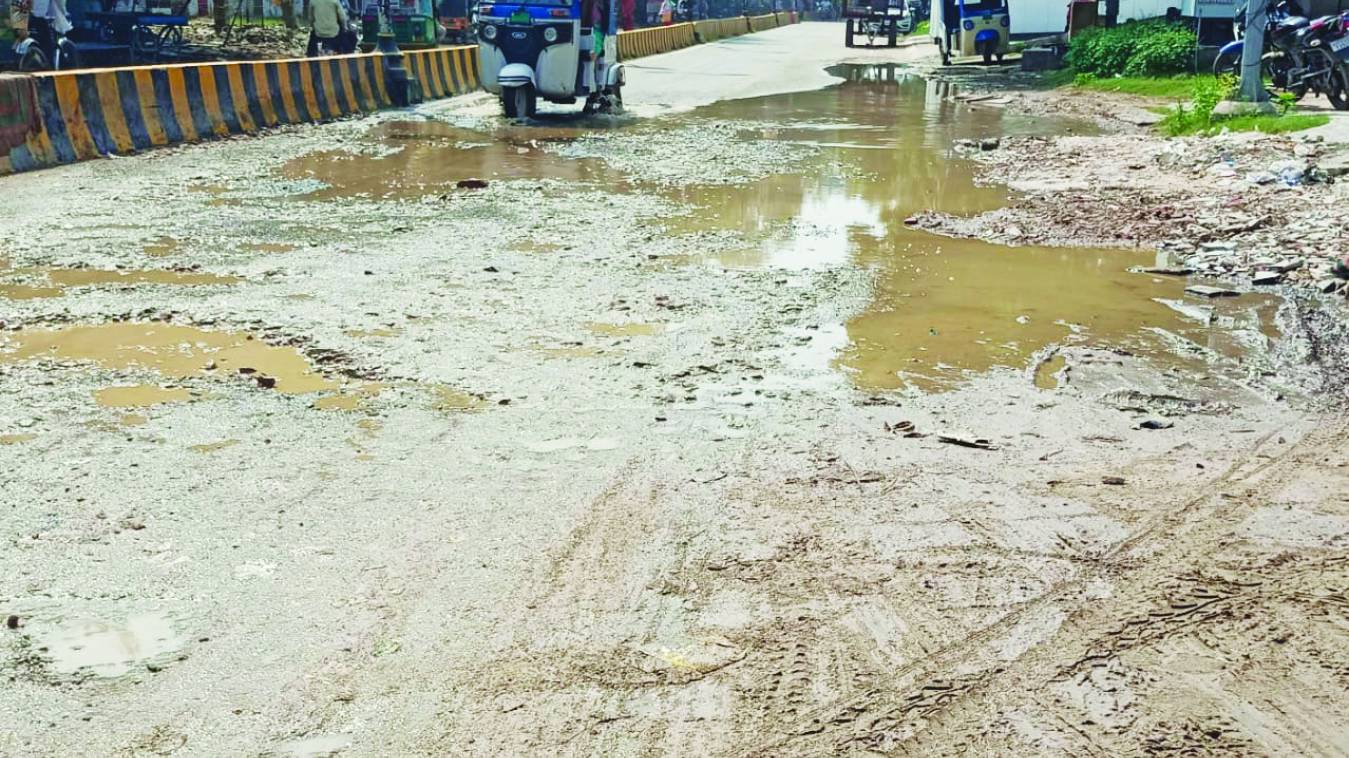 बारिश बाद मरम्मत की दुहाई मांग रही गढ्ढों से पटी सड़कें
