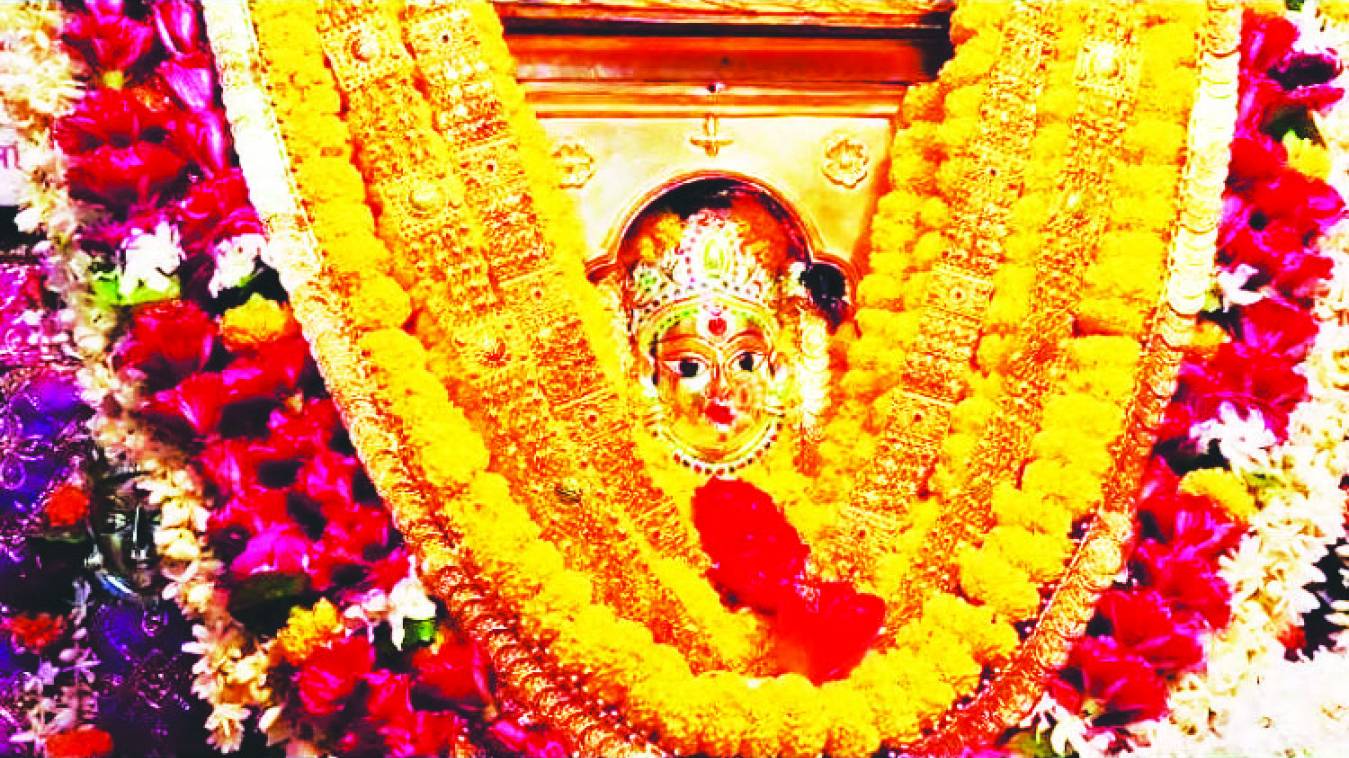 माता चंद्रघंटा के दरबार में भक्तों की भीड़