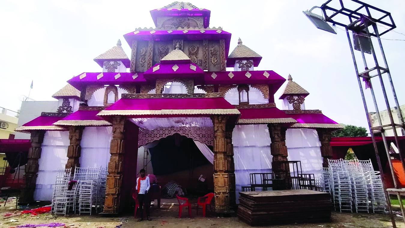 मां की प्रतिमाएं चलीं पूजा पंडालों की ओर