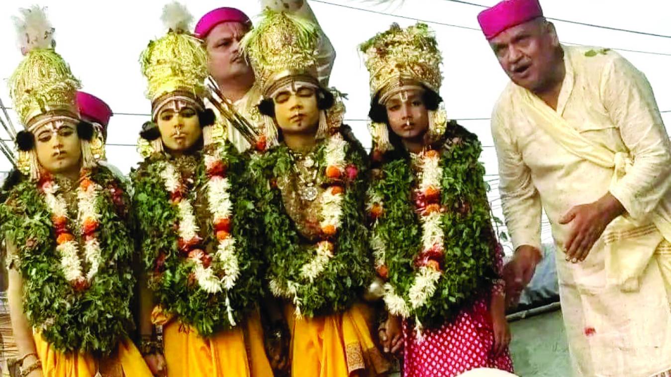 चारों भाइयों का मिलन देख सजल हुए नैन