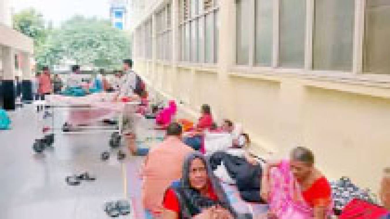 बीएचयू : रेजिडेंट डॉक्टरों की हड़ताल से मरीजों की फजीहत 