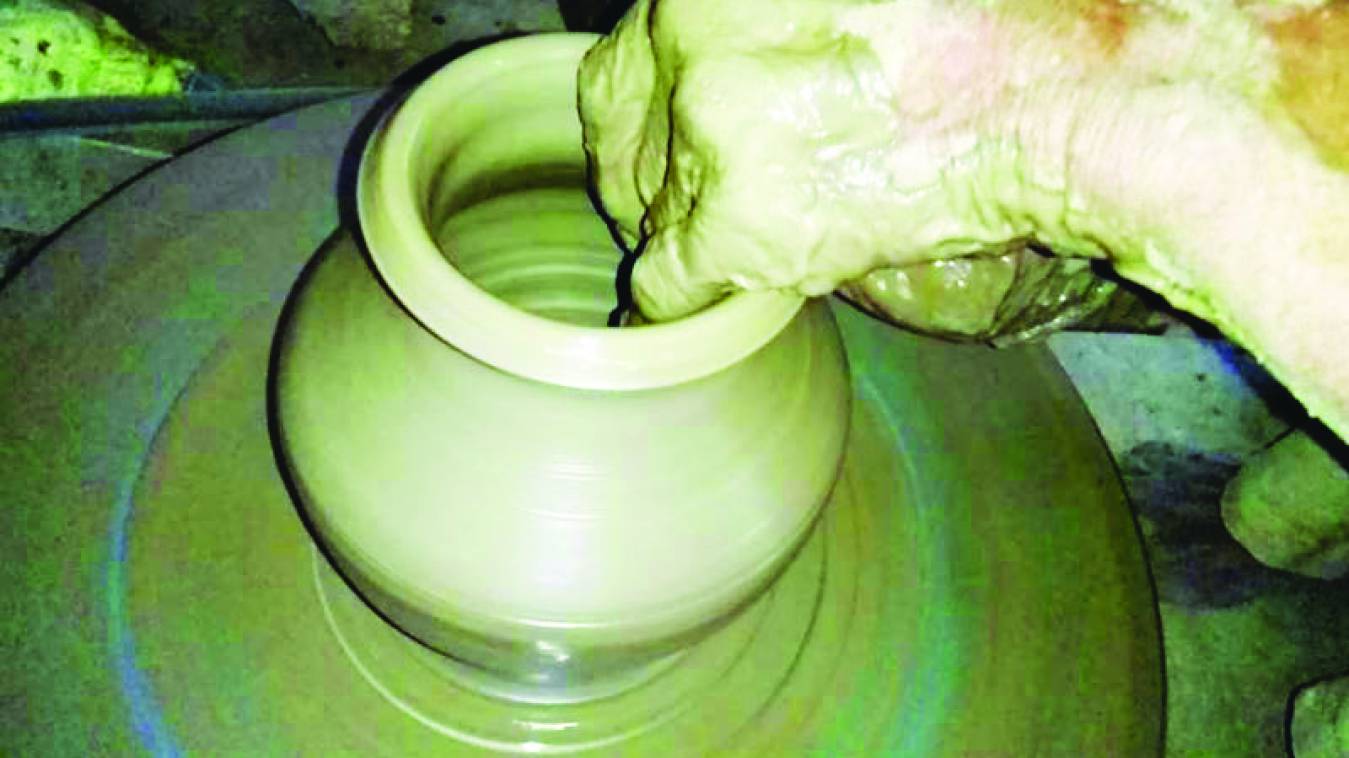 जला कुम्भकारों की उम्मीदों का दीप, चाक रफ्तार में