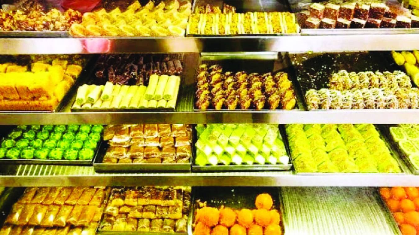 सावधान! मिलावटी मिठाईयों की सजने लगीं दुकानें 