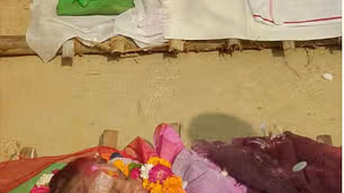  पति की मौत के वियोग में पत्नी ने भी तोड़ा दम,  एक साथ उठीं दो अर्थियां