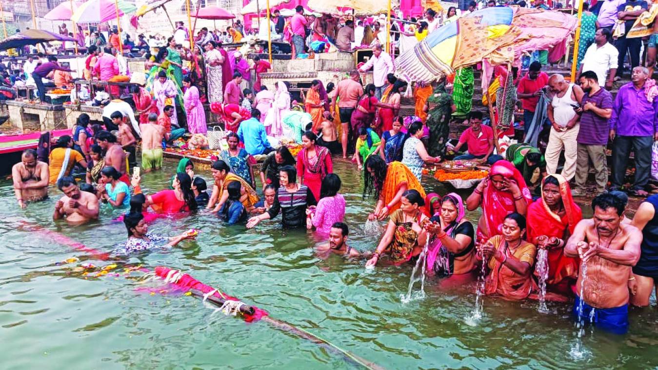 श्रद्धालुओं ने गंगा में लगाई पुण्य की डुबकी