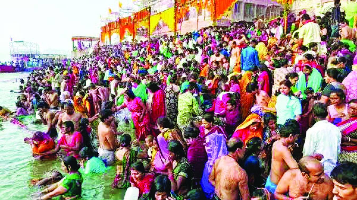श्रद्धालुओं ने गंगा की अविरल धारा में लगाई आस्था की डुबकी