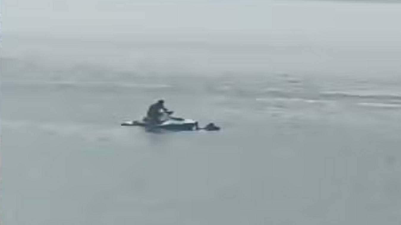 नमो घाट पर पलटी स्पीड बोट, बाल- बाल बची यात्री और नाविक की जान