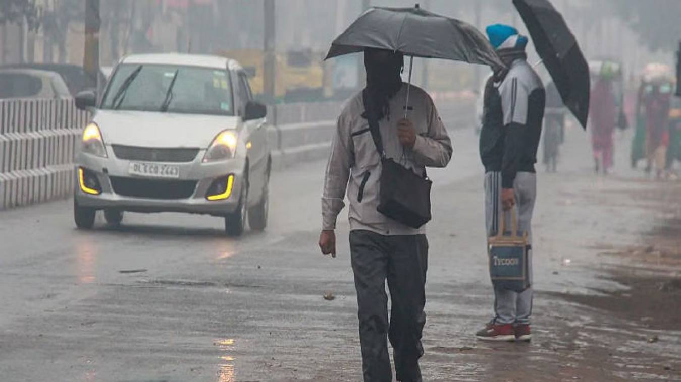 UP Weather: यूपी में बढ़ी ठिठुरन, कई जिलों में शीतलहर का अलर्ट जारी