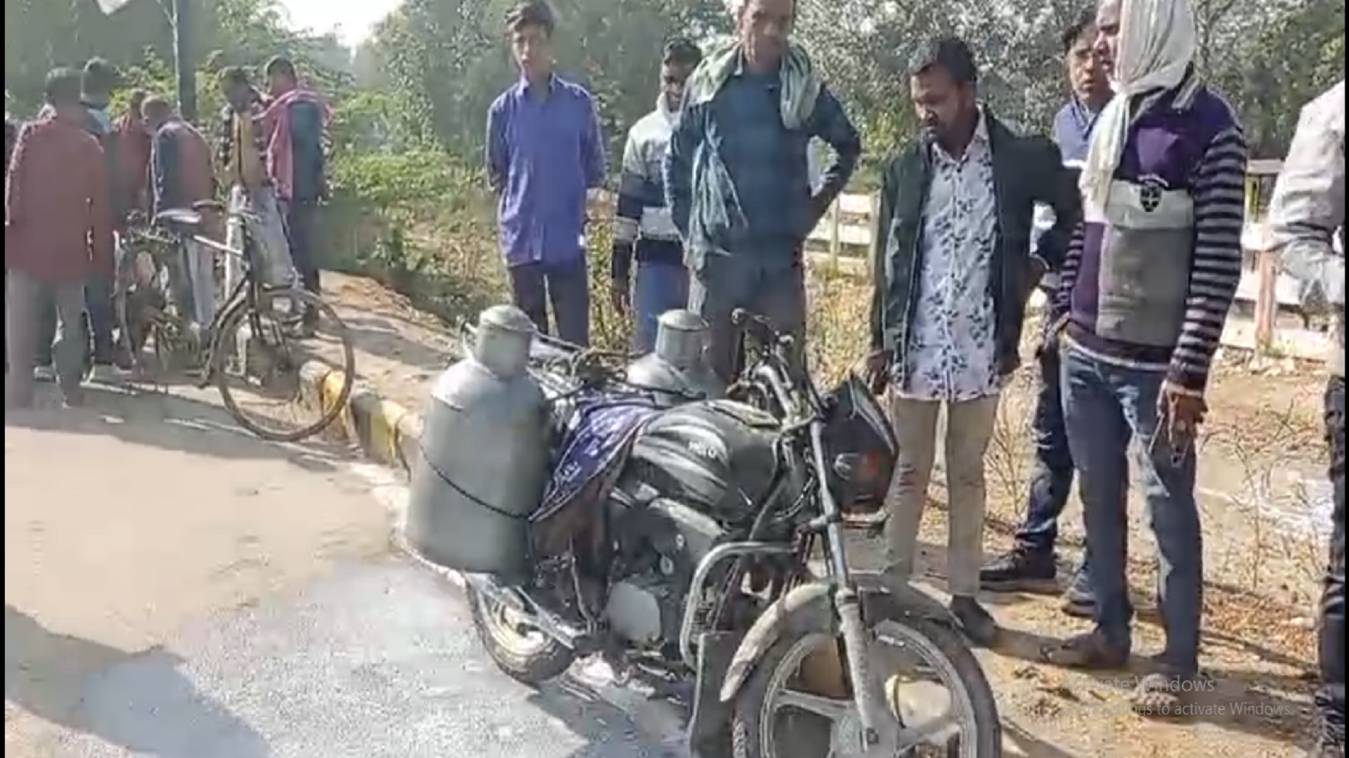 राजघाट पर दूध की जांच करने पहुंचे थे खाद्य सुरक्षा अधिकारी, दूधवाले ने दूध का सैंपल देने से किया इंकार 