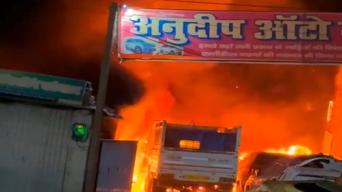 सोनभद्र : शॉर्ट सर्किट से कार गैरेज में लगी भीषण आग, 9 वाहन जलकर राख 