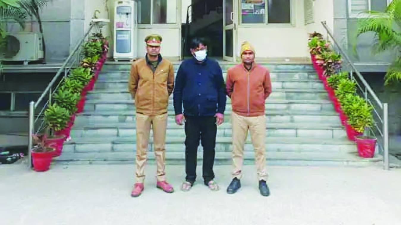 नोएडा के प्ले स्कूल टॉयलेट में मिला स्पाई कैमरा