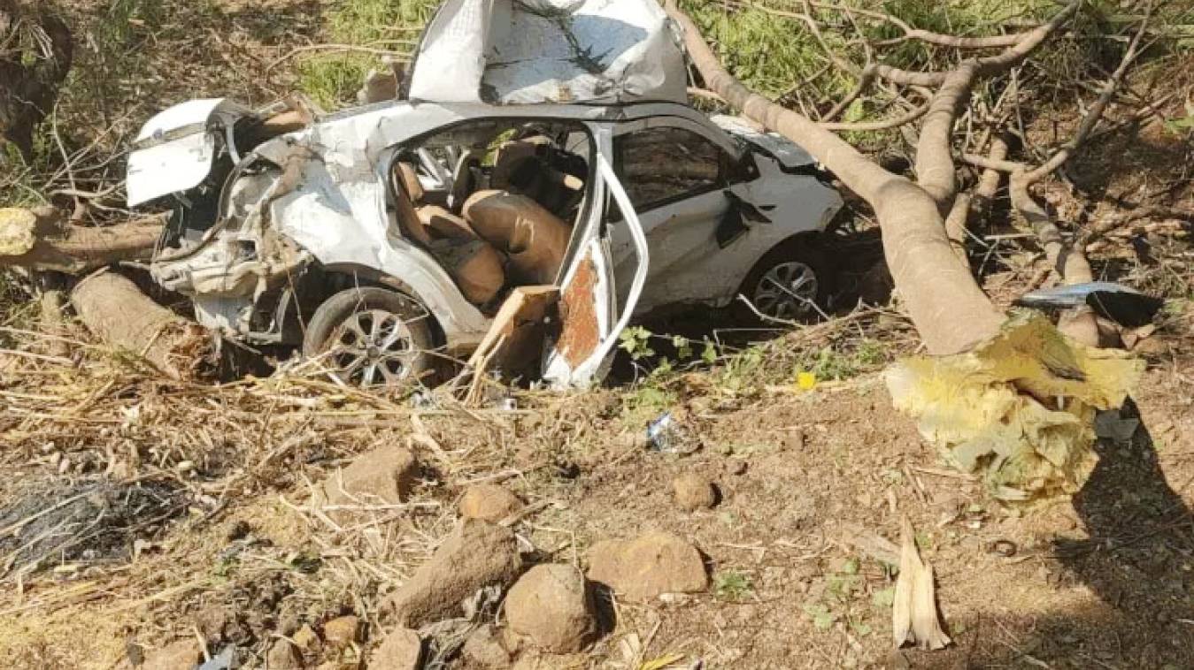 पेड़ से टकराकर गढ्ढे में गिरी कार:2 लोगों की मौत