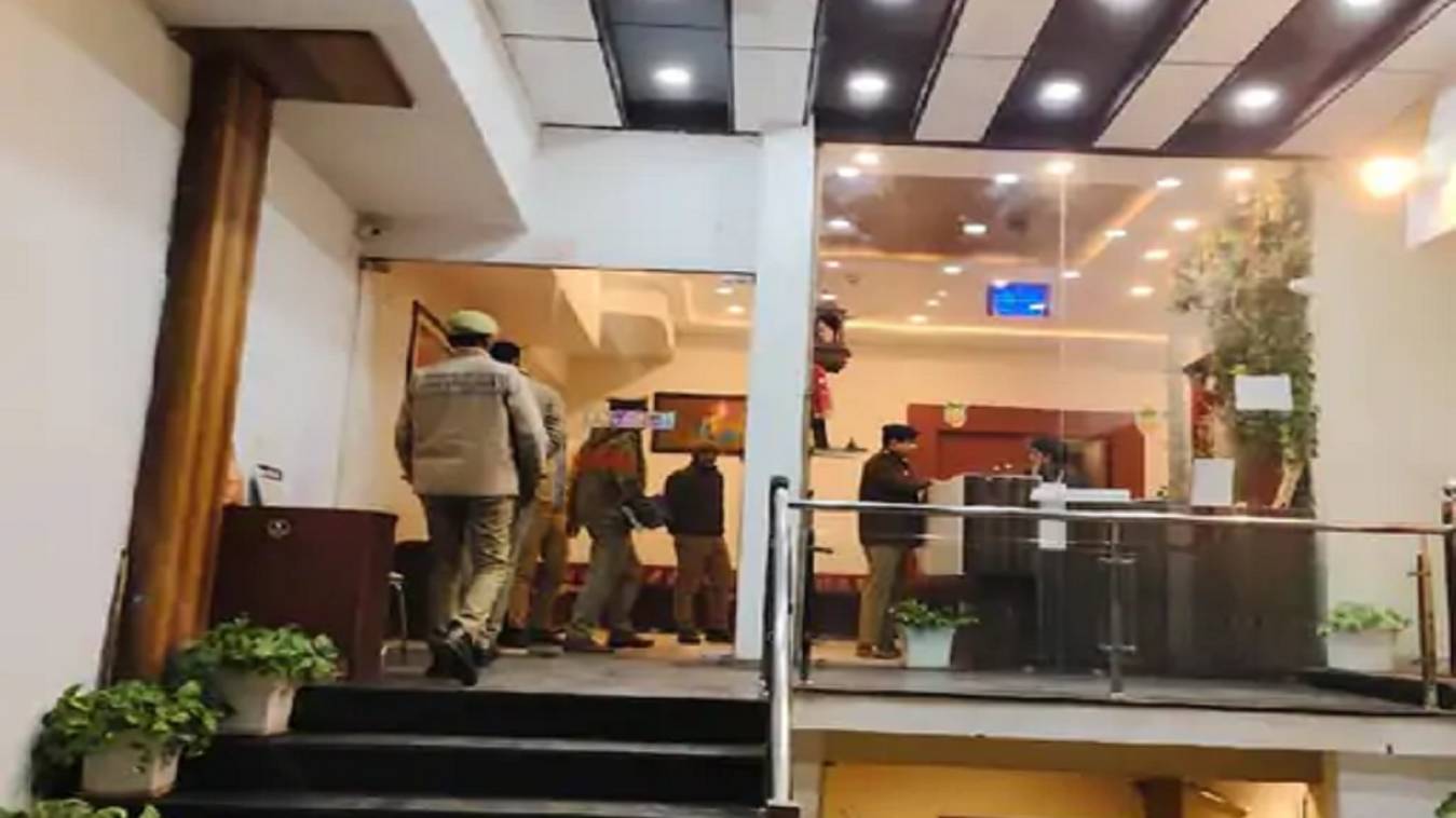 Varanasi: प्रियंका होटल से गिरी नहीं गिराई गई, पिता ने लगाए आरोप, FIR दर्ज