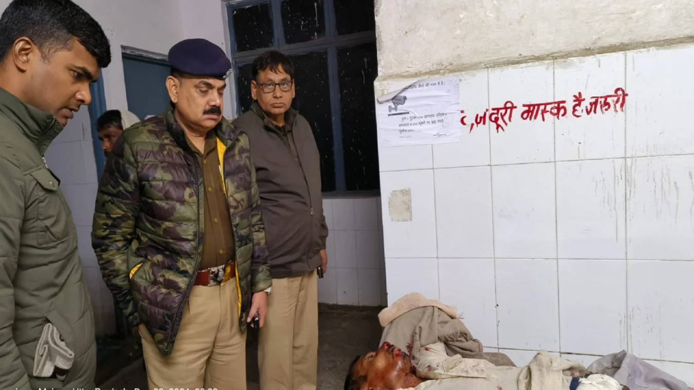 श्रमिकों से भरी पिकअप अनियंत्रित होकर पलटी, महिला सहित आठ घायल 