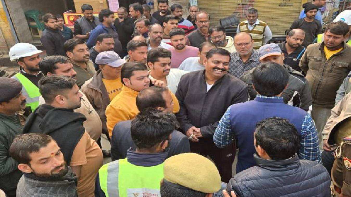 रोपवे के स्टेशन के लिए जमीन खाली करने को लेकर गोदौलिया पर गरजा बुलडोजर