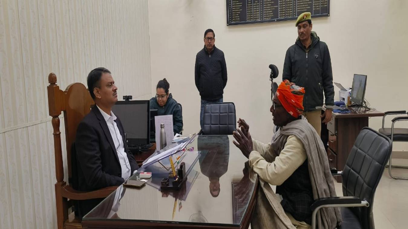 जिलाधिकारी ने जनता दर्शन में सुनी लोगों की फरियाद, अधिकारियों को दिए निर्देश