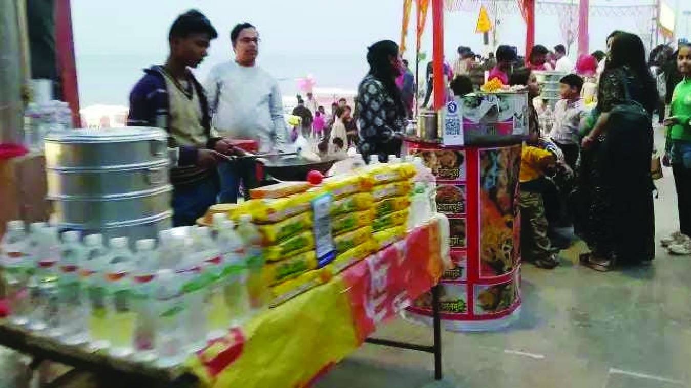 साहब, अस्सी घाट पर किसके संरक्षण में लग रही अवैध दुकानें !