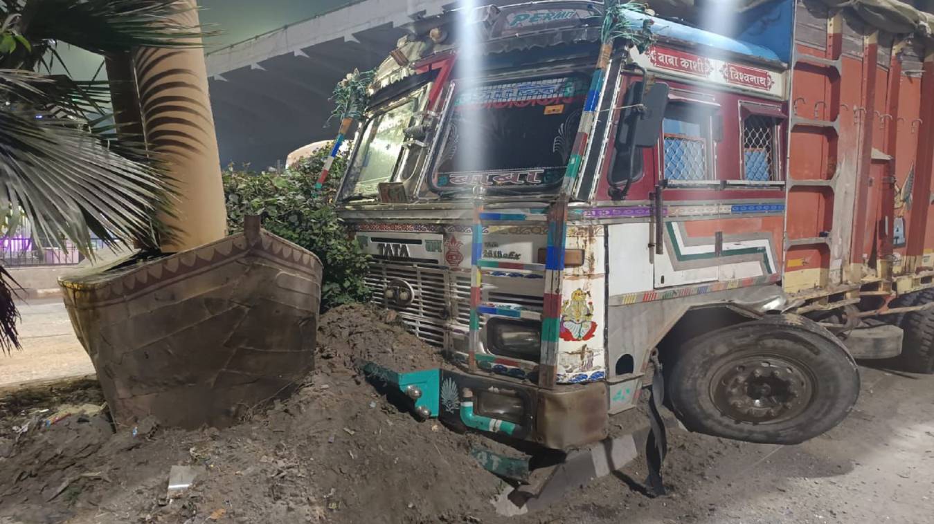 वाराणसी में रिंग रोड पर श्रद्धालुओं से भरी बस और ट्रक में टक्कर, बस ड्राइवर घायल